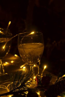 Noel ağacı ve şampanya