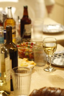 şarap dolu bir masa.