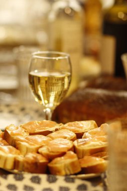 Masadaki bir bardak şarap ve kurabiyenin dikey görüntüsü.