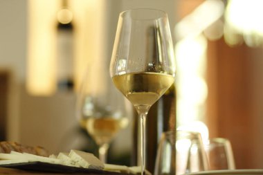 Bardak şampanya bir tepsi