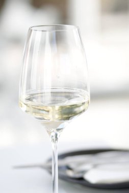 Restorandaki masada bir bardak şarap.