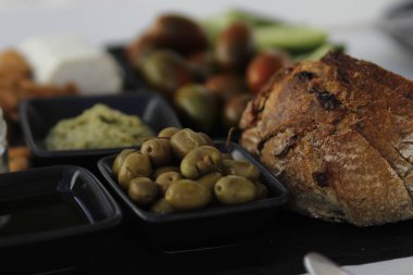 Bir kafede kahvaltı için taze ekmek.