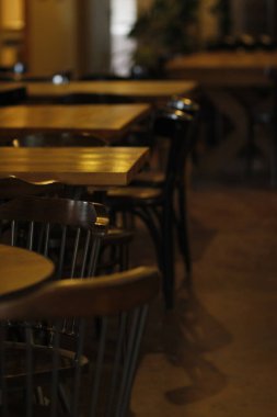 Restorandaki boş restoran masası.