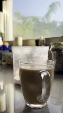 Mutfakta kahve makinesi var.