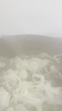 Sebzeli bir kase çorbanın yakın çekimi.
