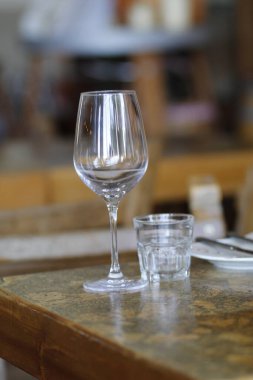 boş şarap kadehleri ve bardaklar