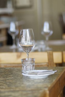 Barda bir bardak şarap ve cam var.