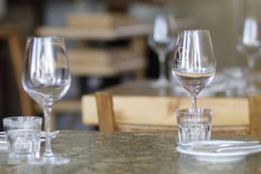 Restoranda boş bardak var.