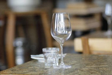 Restoranda bir bardak şarap ve bardaklar.