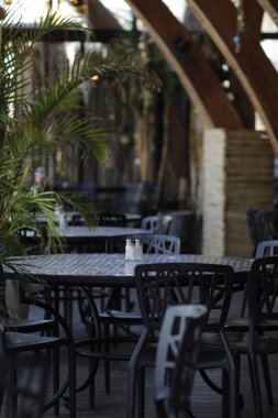 Boş kafe masa ve sandalyeler.