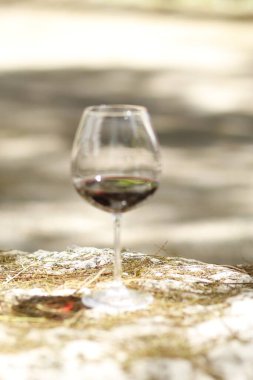 Şarap kadehi ve şişe.