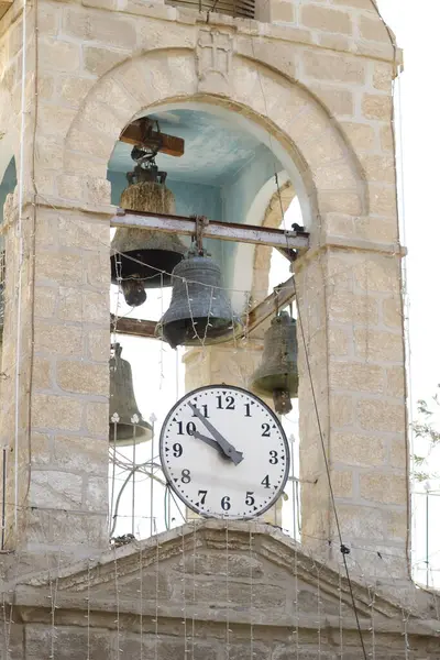 Şehirdeki eski saat.