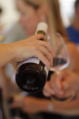 restoranda şarap kadehi