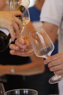 Restoranda şarap tadıyorum..