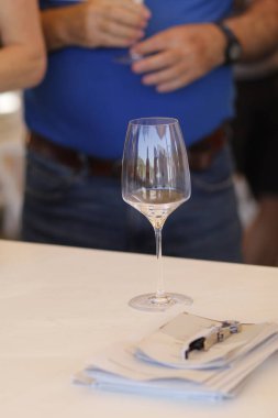 şarap kadehi ve bardaklar masada.