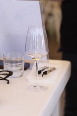 Bir kadeh şarap ve şarap.