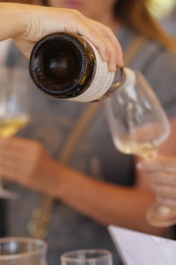 Restoranda şarap içen bir kadın.