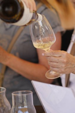 Şarap bardağa doluyor.