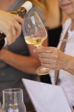 Yakın plan - kadehe şarap döken kadının fotoğrafı