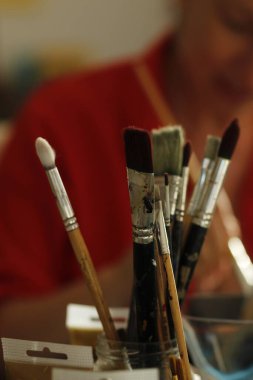 Stüdyoda fırçayla resim yapan ressamın yakın çekimi