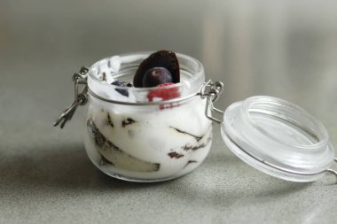 Taze yaban mersinli yoğurt ve granola..