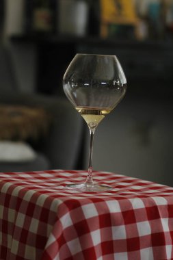 Mutfak masasında bir bardak şarap..