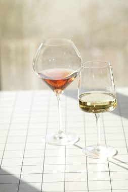 Bir kadeh şarap ve pencere eşiğinde bir kadeh şarap.