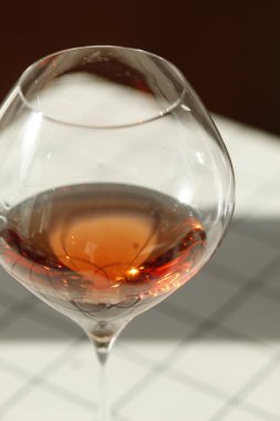 Şarap mahzeninde kırmızı şarap kadehi