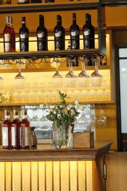 Rafta şarap bardakları. Şarap kadehi bir restoranın tezgahında. Bir kadeh şarap ve bir kadeh şarap..