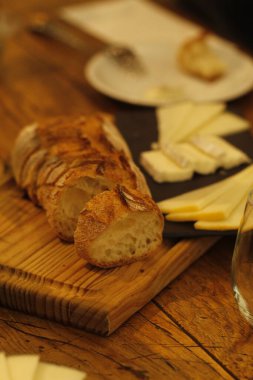 Bir dilim ekmek ve bir bardak şarabın dikey çekimi.