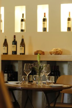 Bir bardak beyaz şarap ve bir şişe şarap.