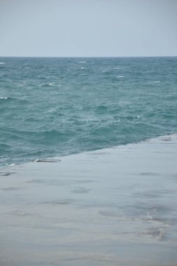 Dalgalar sahile çarpıyor.
