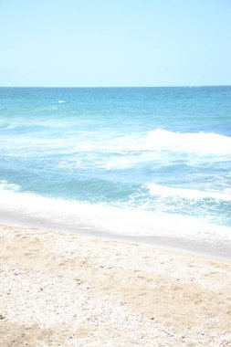 mavi gökyüzü ile güzel deniz plajı