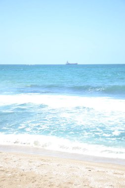 Deniz dalgaları, mavi gökyüzü ve kum, doğa arkaplan