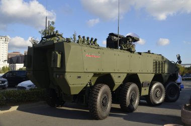 İstanbul hindisi. Ekim 2022. BMC Alrömorkör Tekerlekli Zırhlı Araç, arkadan çekim, Saha Fuarı.