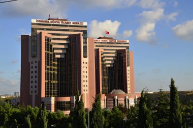 İstanbul hindisi. Ekim 2022. Dünya Ticaret Merkezi. Ticaret merkezi, yüksek binalar ve gökyüzü.