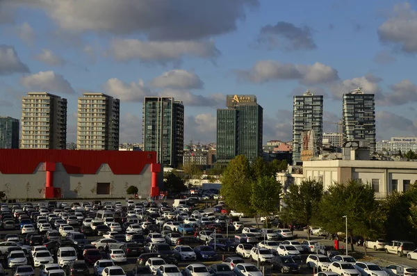 İstanbul hindisi. Ekim 2022. Gökdelenler, şehir manzarası, otopark ve bulutlu gökyüzü.