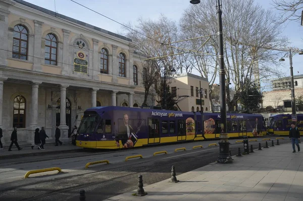 İstanbul, Türkiye, Aralık 2022. Fuat Sezgin İslam ve İnsan Bilimleri Tarihi Müzesi, Halk ve Tramvay.