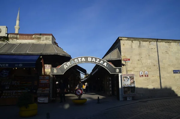 İstanbul Türkiye, Aralık 2022. Mavi Cami Arasta Pazar Girişi ve İnsanlar.
