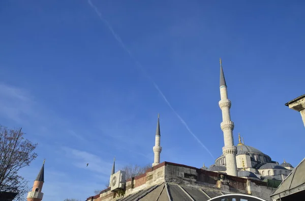 Mavi Cami (Sultanahmet Camii), minareleri ve Mavi Gökyüzü, İstanbul, Türkiye.