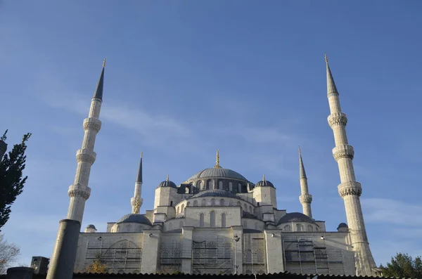 Mavi Cami (Sultanahmet Camii), Arka taraf, Minaretler ve Mavi Gökyüzü, restorasyonda. İstanbul Türkiye
