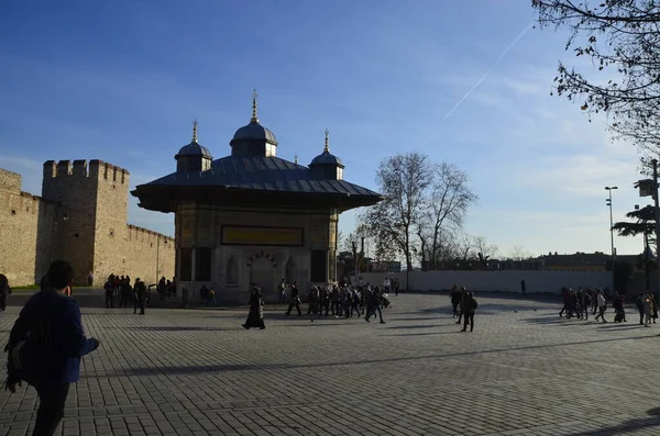 İstanbul hindisi. Aralık, 2022. Ahmet Çeşme, Topkapı Sarayı Duvarları ve Turistler.