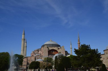 Ayasofya Camii, Cephe Manzarası ve Minareleri Güneşli Gün, İstanbul, Türkiye.