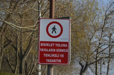 Bisiklet yolu uyarı levhası. İstanbul, Trkiye.