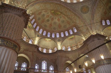 Sultanahmet Camii 'nin yarısı ve iç dekorasyonları..