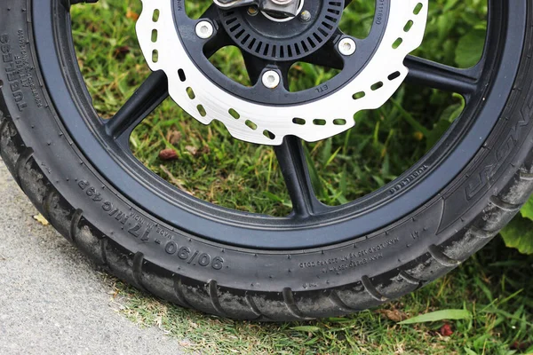 ABS disk ile motosiklet disk freninin yakın görüntüsü