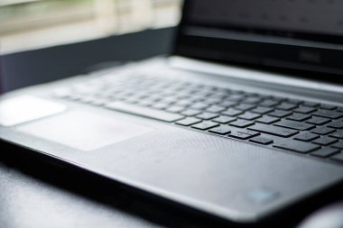 Dizüstü bilgisayarın klavyesinin yakın plan seçici odak noktası, bir bilgisayar klavyesinin yakın plan resmi