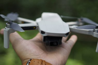 İnsansız hava aracı fırlatıldı. Adam elinde bir dron tutuyor ve onu kaldırıyor. Erkek pilot, uzaktan kumandalı hava aracını fırlatıyor ve insansız hava aracını seçici odaktan fırlatıyor..