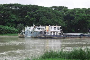 Khulna Bangladeş yakınlarındaki Voyrob Nehri 'nde kargo gemileri, Khulna' dan Voyrob nehrinde gemiler.,