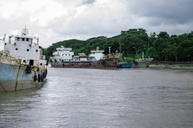 Khulna Bangladeş yakınlarındaki Voyrob Nehri 'nde kargo gemileri, Khulna' dan Voyrob nehrinde gemiler.,